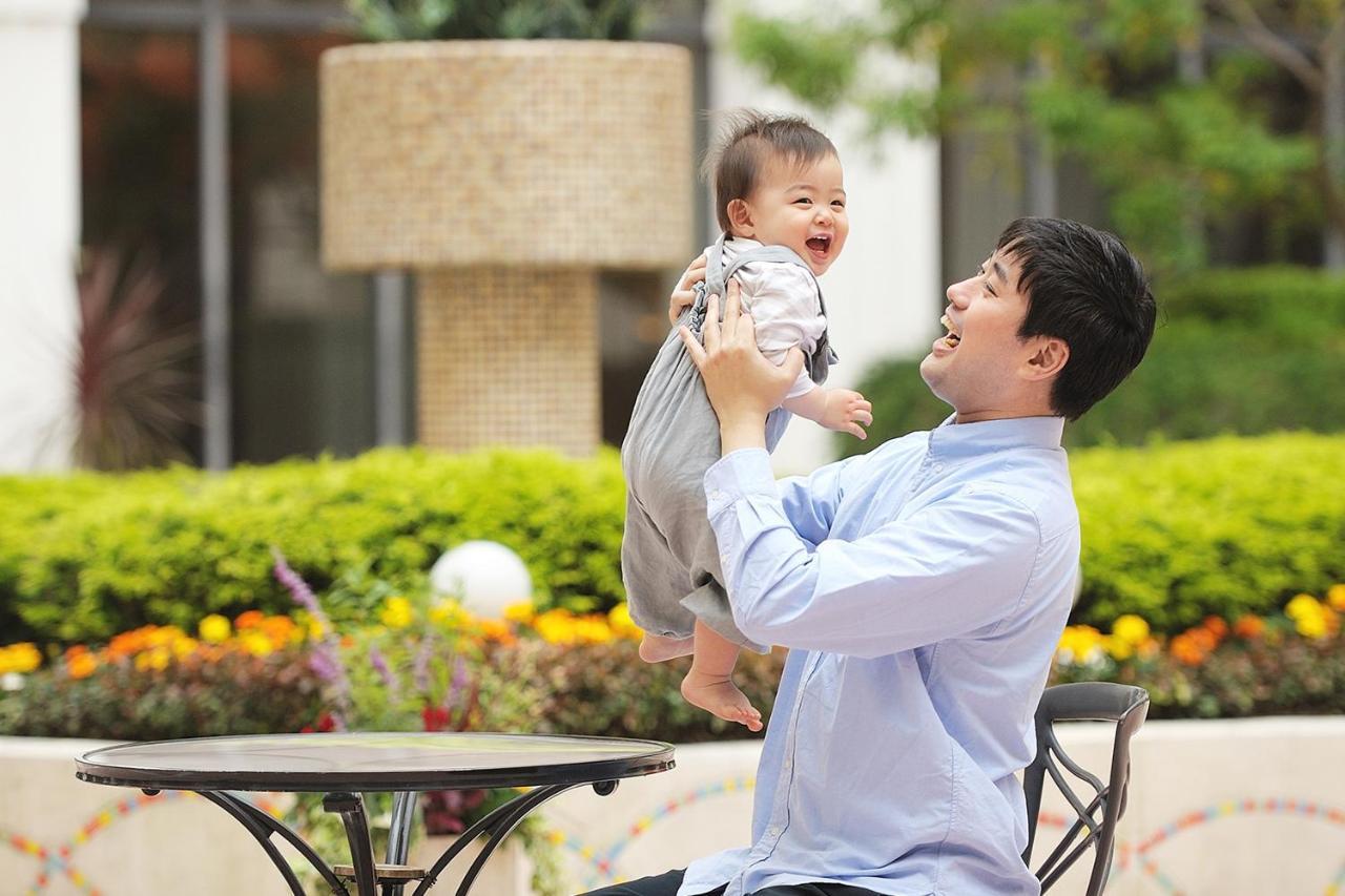 Hotel Okura Tokyo Bay Urayasu Exterior photo A father with his baby
