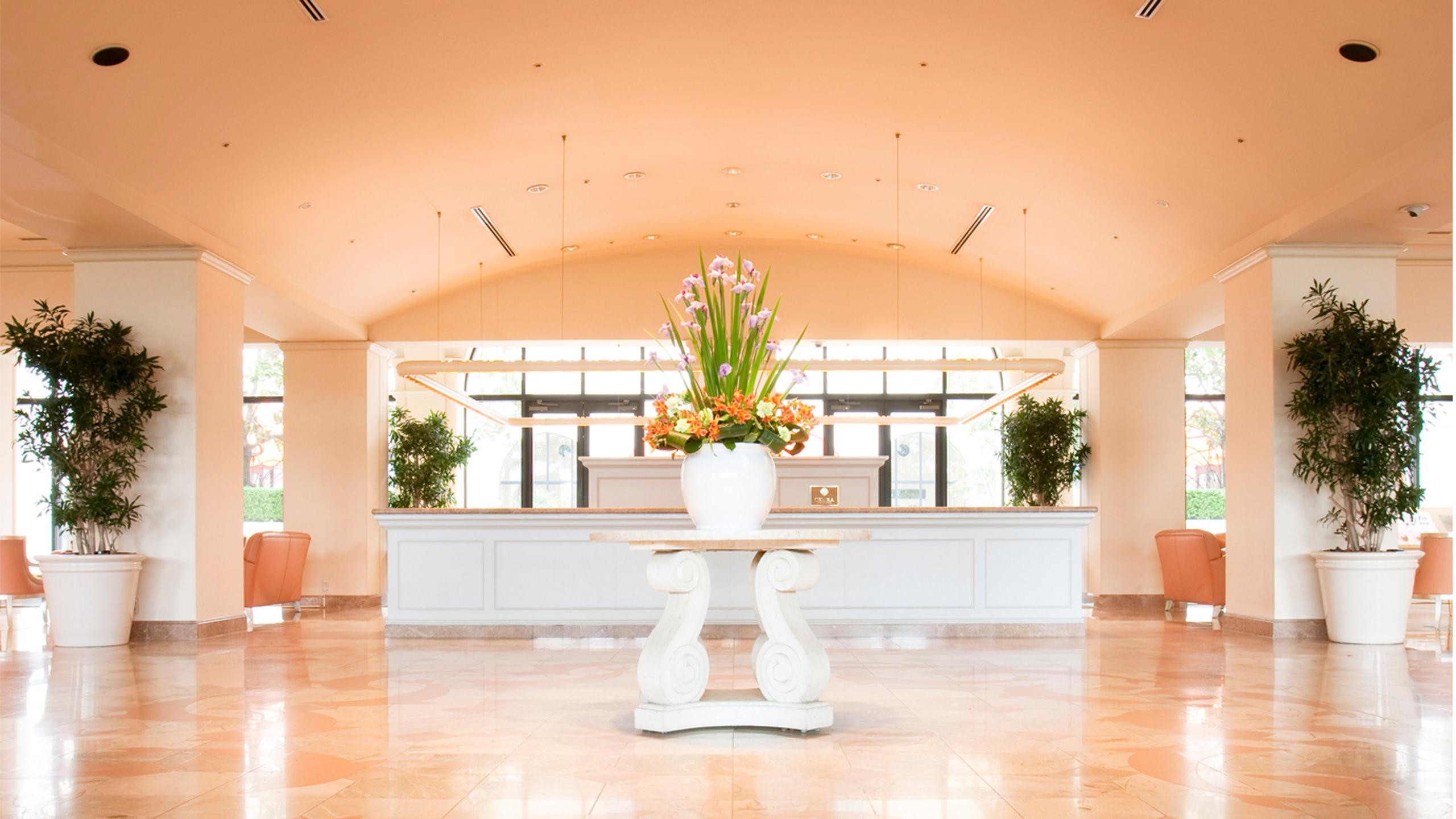Hotel Okura Tokyo Bay Urayasu Exterior photo The lobby of the Center for the Arts, Black Mountain