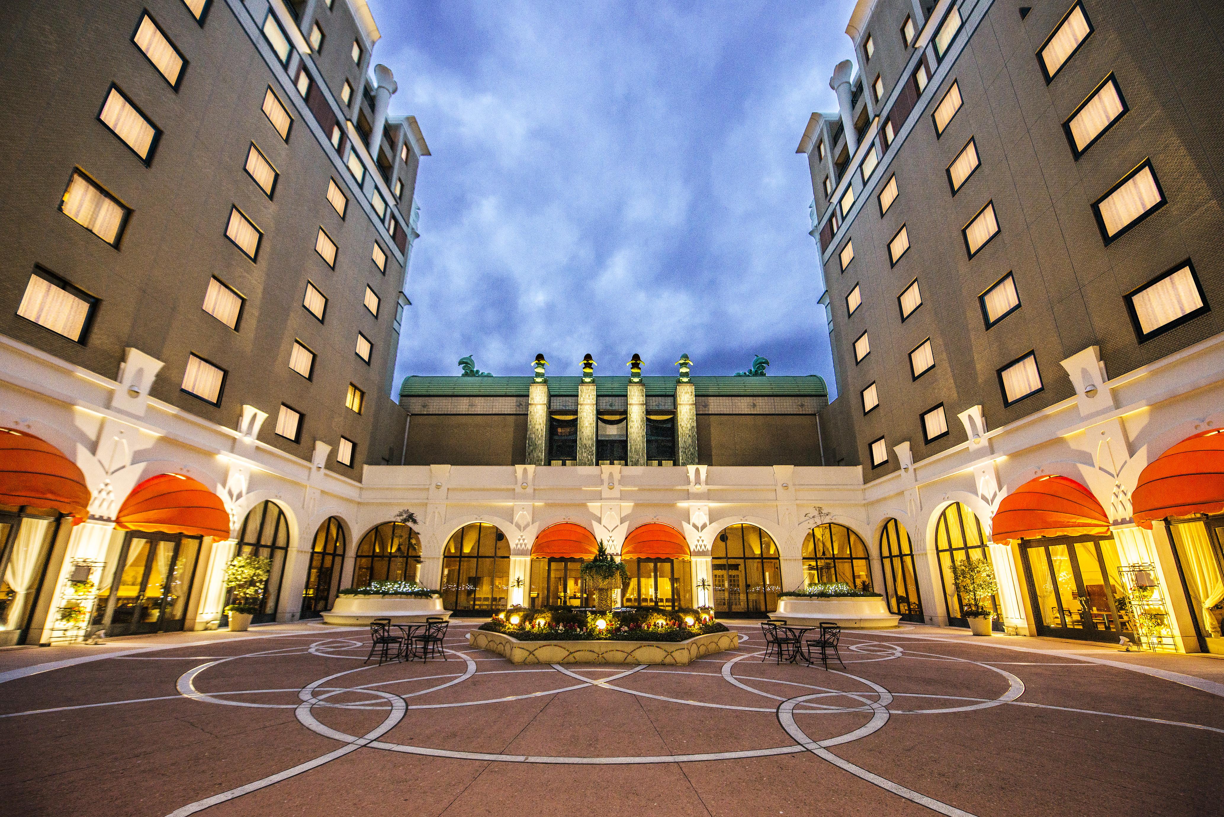 Hotel Okura Tokyo Bay Urayasu Exterior photo The hotel's courtyard