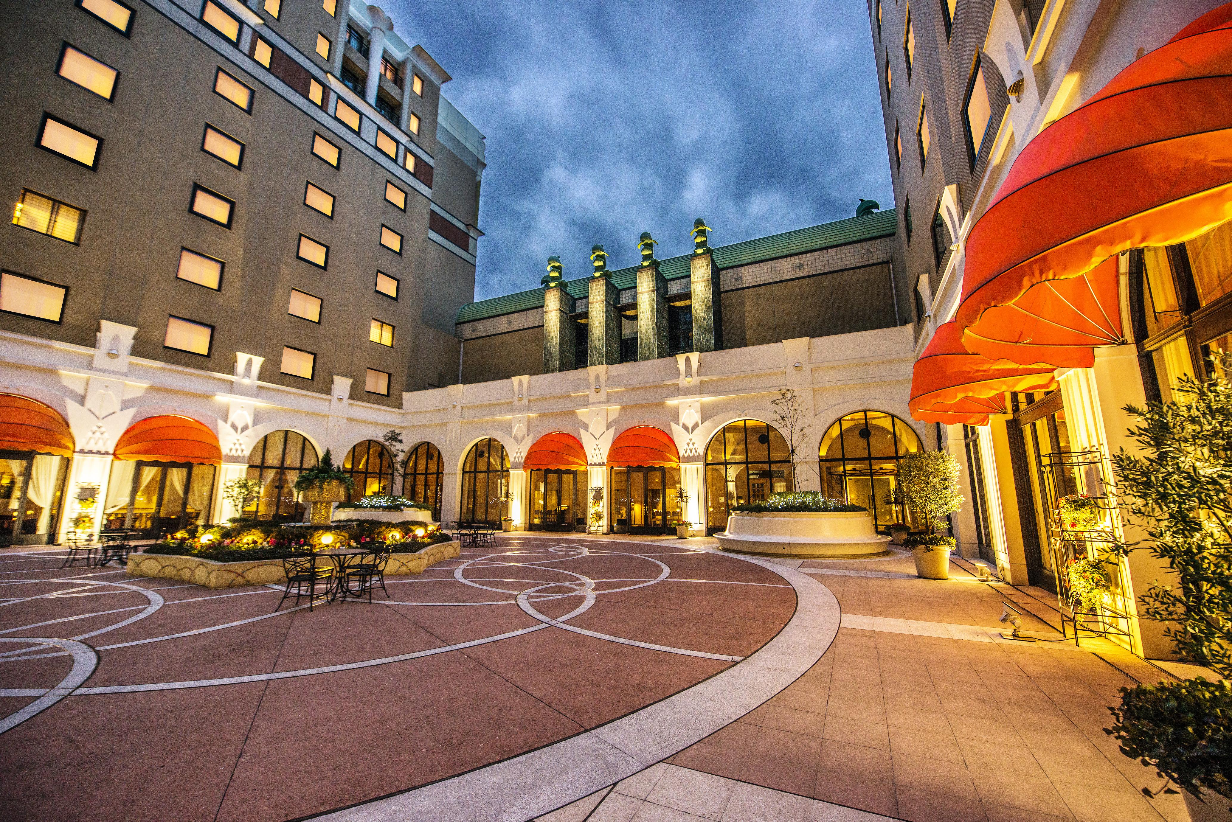 Hotel Okura Tokyo Bay Urayasu Exterior photo The hotel's courtyard