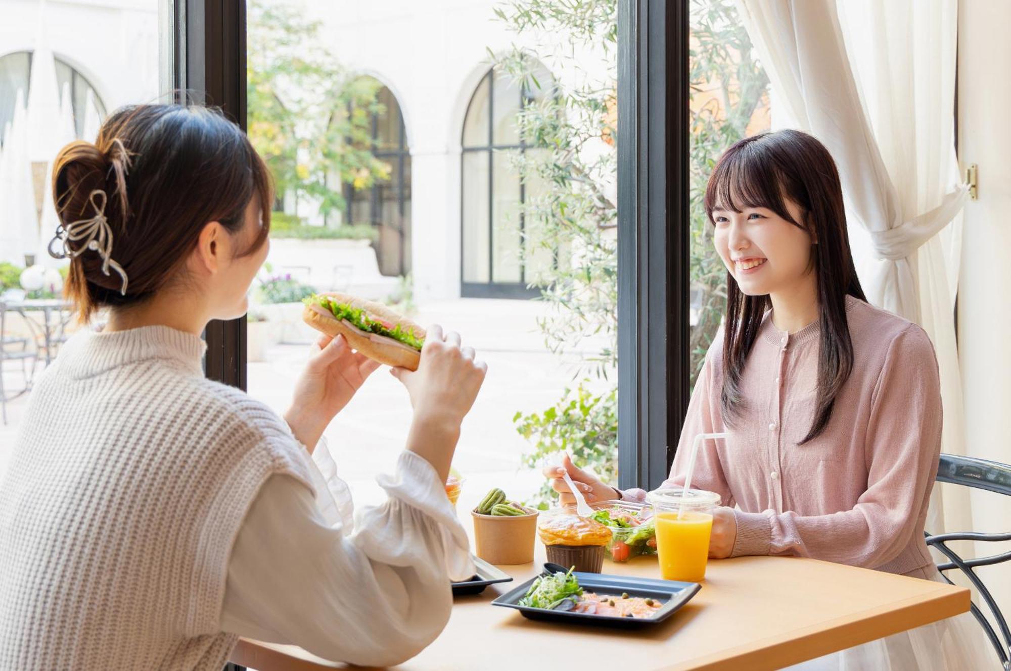 Hotel Okura Tokyo Bay Urayasu Exterior photo Two women eating lunch