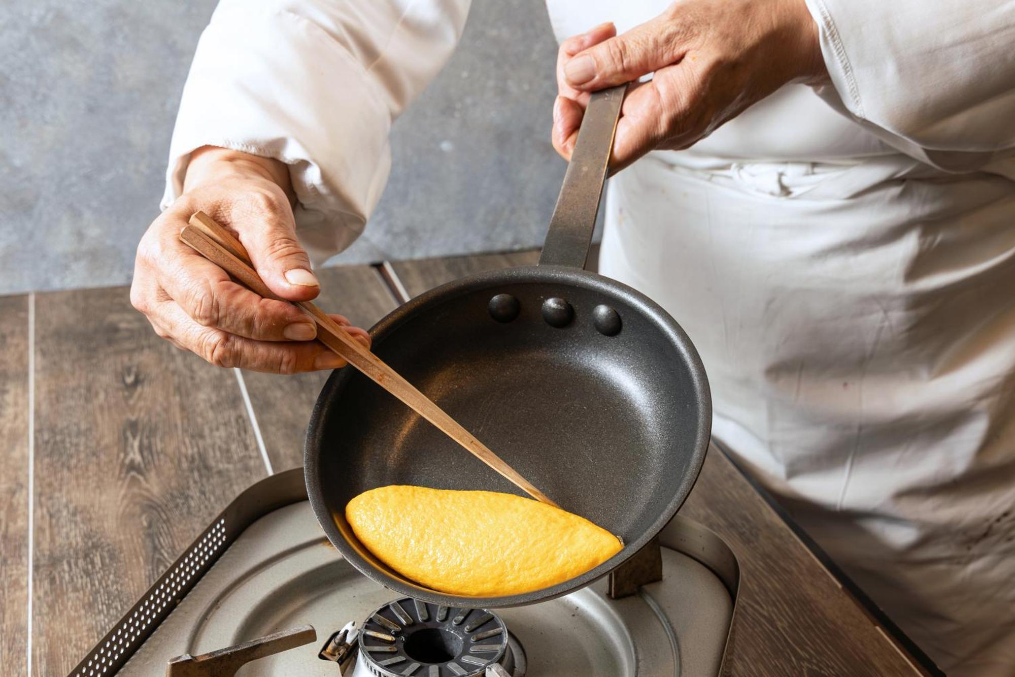 Hotel Okura Tokyo Bay Urayasu Exterior photo A chef cooking an omelette
