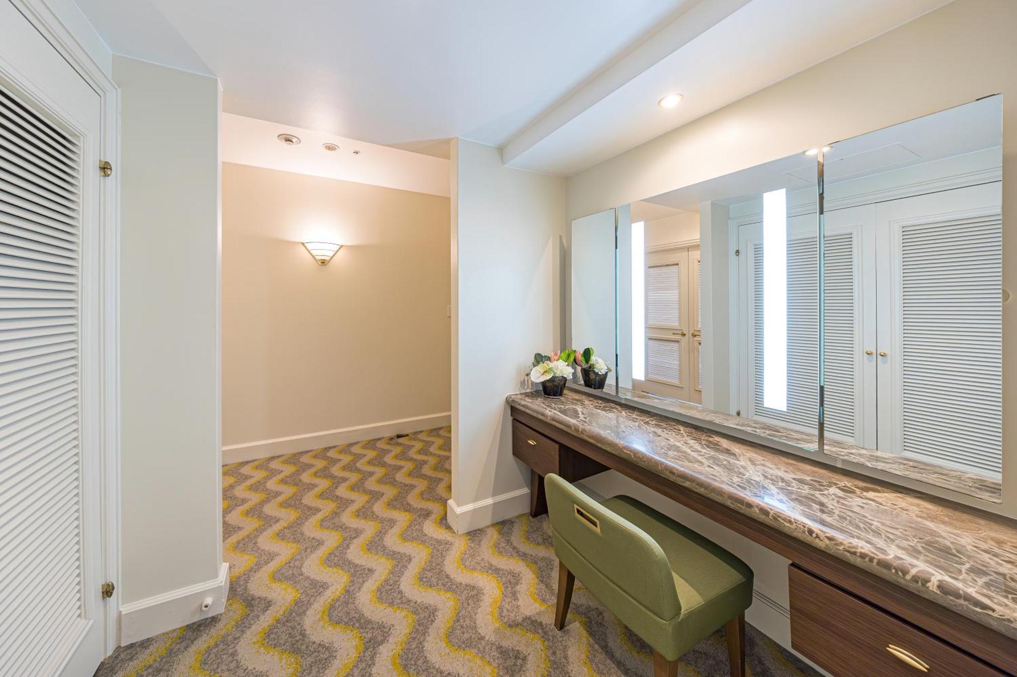 Hotel Okura Tokyo Bay Urayasu Exterior photo Dressing room