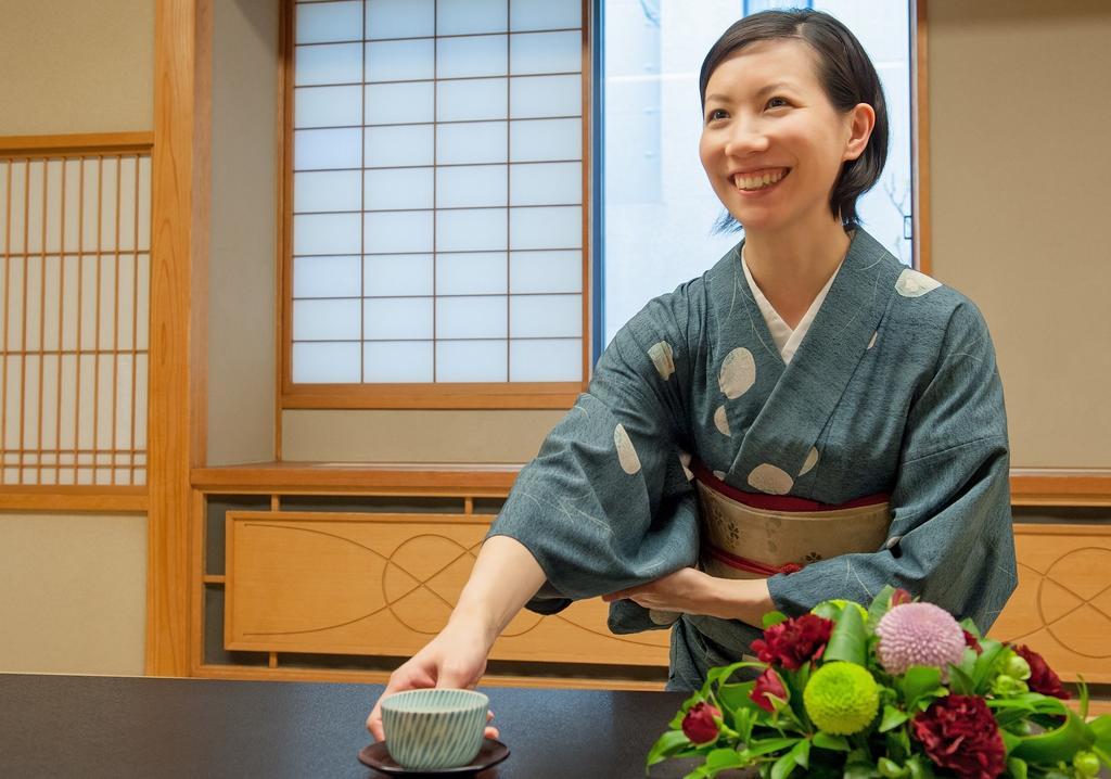 Hotel Okura Tokyo Bay Urayasu Exterior photo A woman in a yukata serving tea