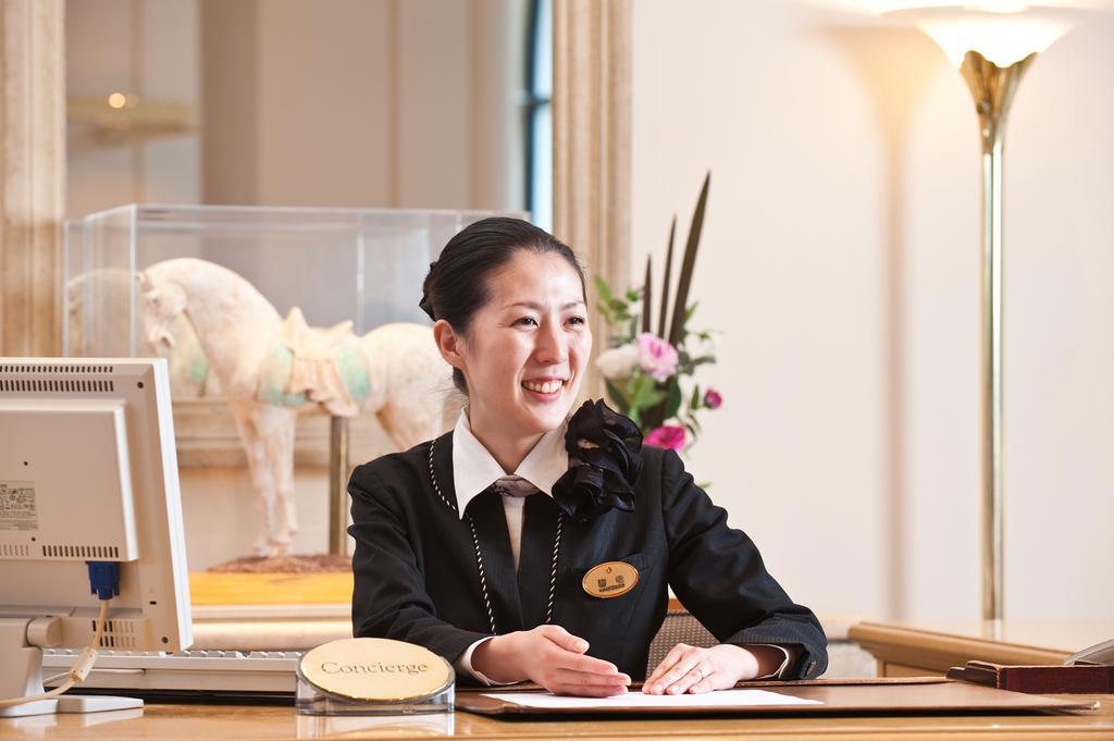 Hotel Okura Tokyo Bay Urayasu Exterior photo A hotel concierge in Japan