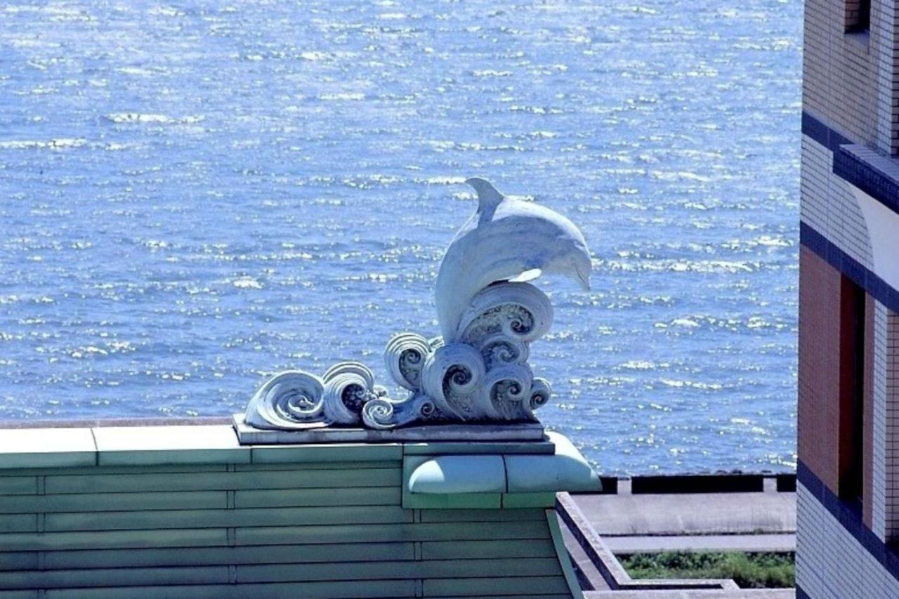 Hotel Okura Tokyo Bay Urayasu Exterior photo Octopus and Dolphin sculpture